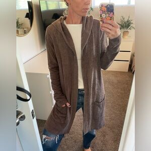 Barefoot Dreams CozyLite Robe with hood and pockets (size M, brown)